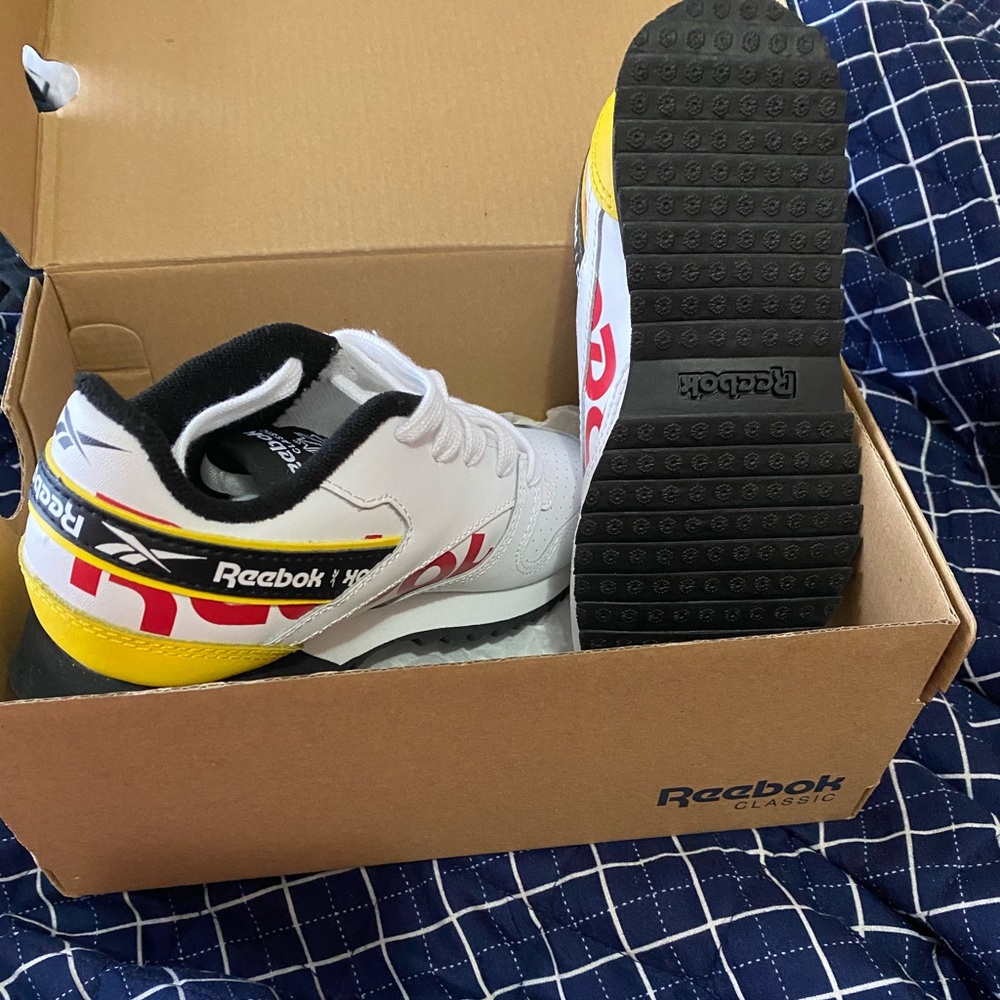 Reeboks 🦋SOLD🦋 - Picture 3 of 4